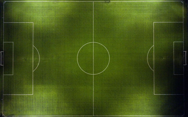 球友直播平台展示 - 多设备同时观看足球比赛直播场景